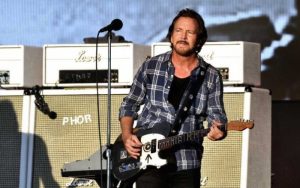 Eddie Vedder sigue sin voz y Pearl Jam cancela otro concierto