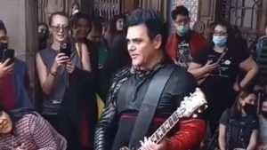 Richard Kruspe (Rammstein) nos vuelve a dejar de piedra: se pone a tocar “Du Hast” en plena Ciudad de México