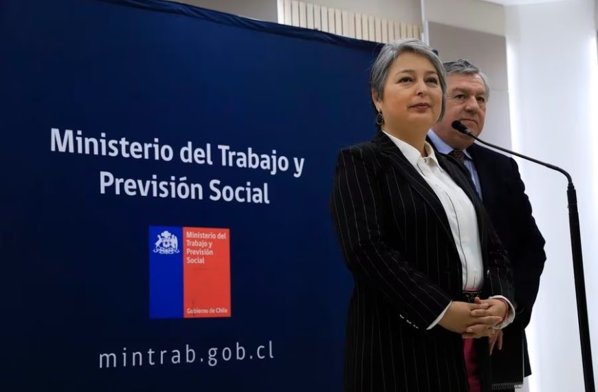 Ministra Jara explica motivos para congelar tramitación de reforma de pensiones