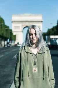 Billie Eilish en París: Emoción y tributo a Paramore